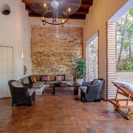 Colonial With Private Pool 7br In Old Town