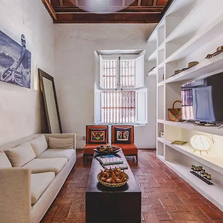 Colonial With Private Pool 7br In Old Town